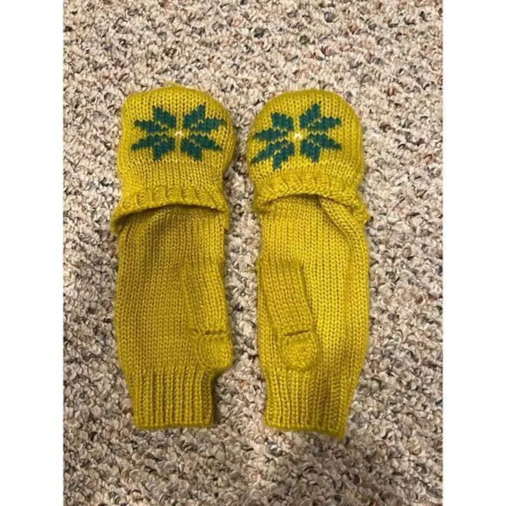 Xhilaration women's yellow with green snowflake acrylic knit‎ flip gloves